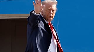 Trump se dispone a embarcar a bordo del Air Force One