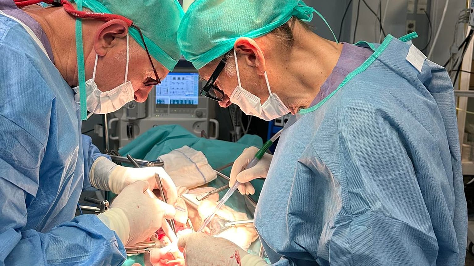 Επιστήμονες που πραγματοποιούν μεταμόσχευση.