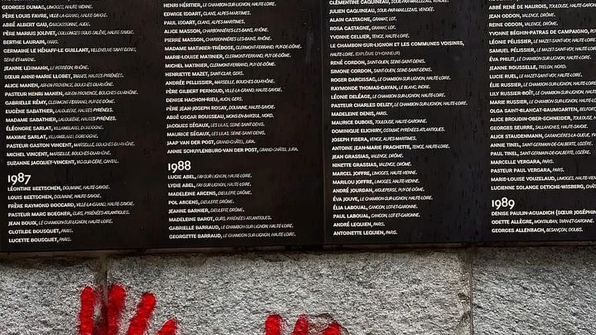Four Bulgarian nationals sentenced to prison for defacing Paris Holocaust Memorial with ‘red hands’