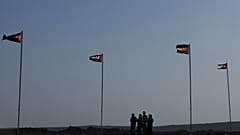 يسير صحراويون في قرية تيفاريتي في الصحراء الغربية، الاثنين 19 أيار/مايو 2008.