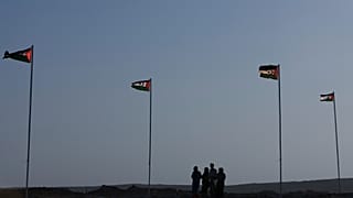 يسير صحراويون في قرية تيفاريتي في الصحراء الغربية، الاثنين 19 أيار/مايو 2008.