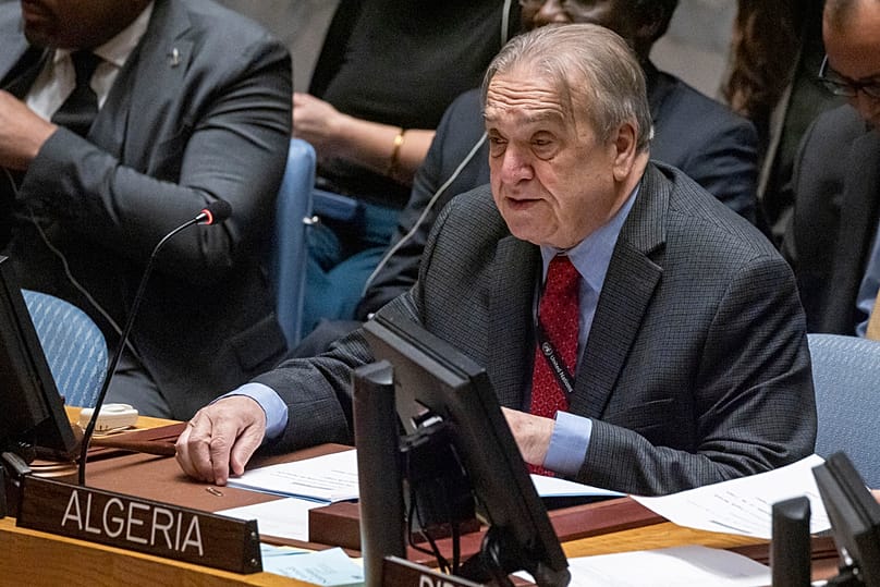 يتحدث الممثل الدائم للجزائر لدى الأمم المتحدة، عمار بن جامع، خلال اجتماع لمجلس الأمن في مقر الأمم المتحدة، الأحد 26 يناير/كانون الثاني 2025. 