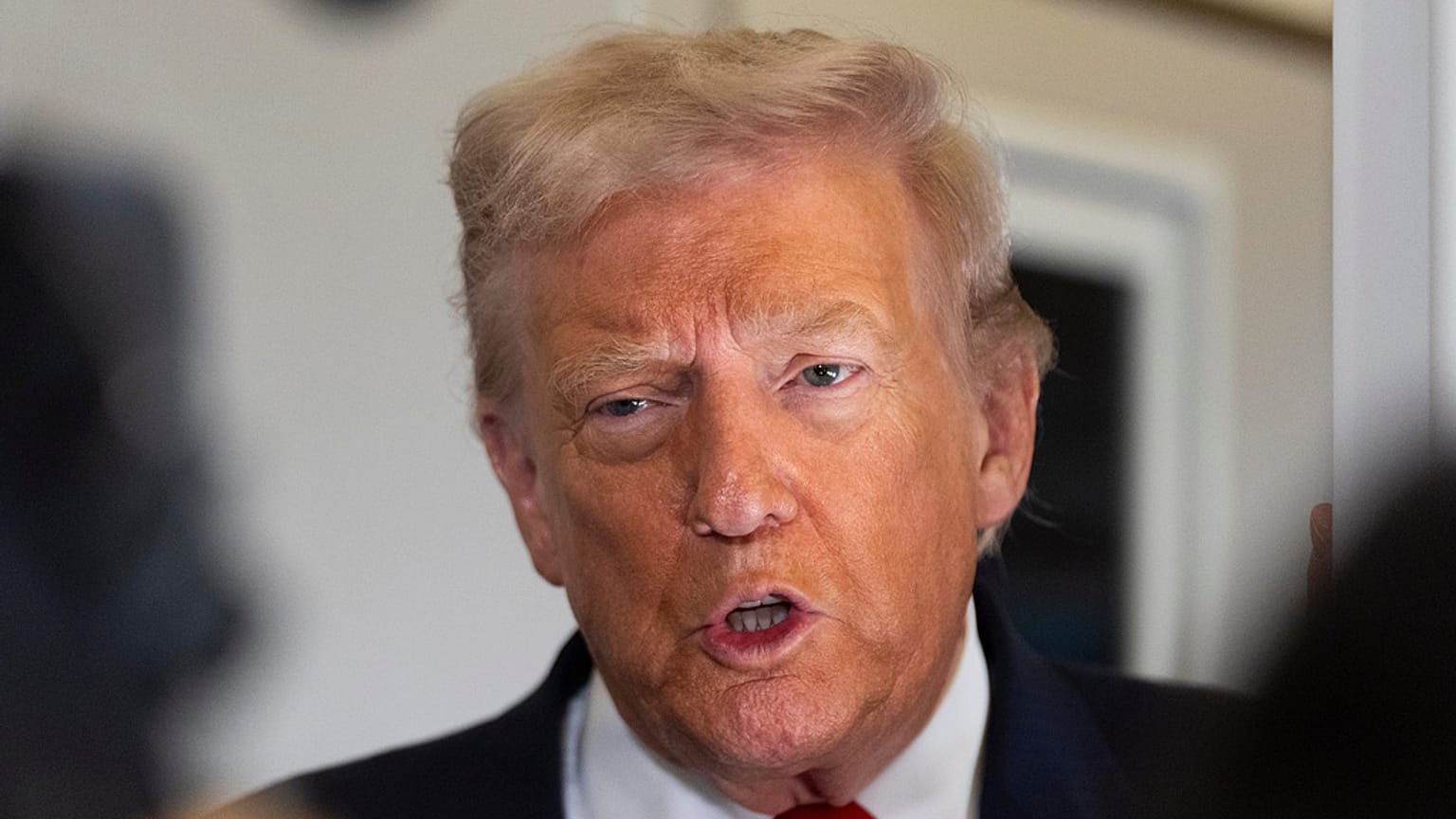 Donald Trump az Air Force One fedélzetén. 2025.10.31.