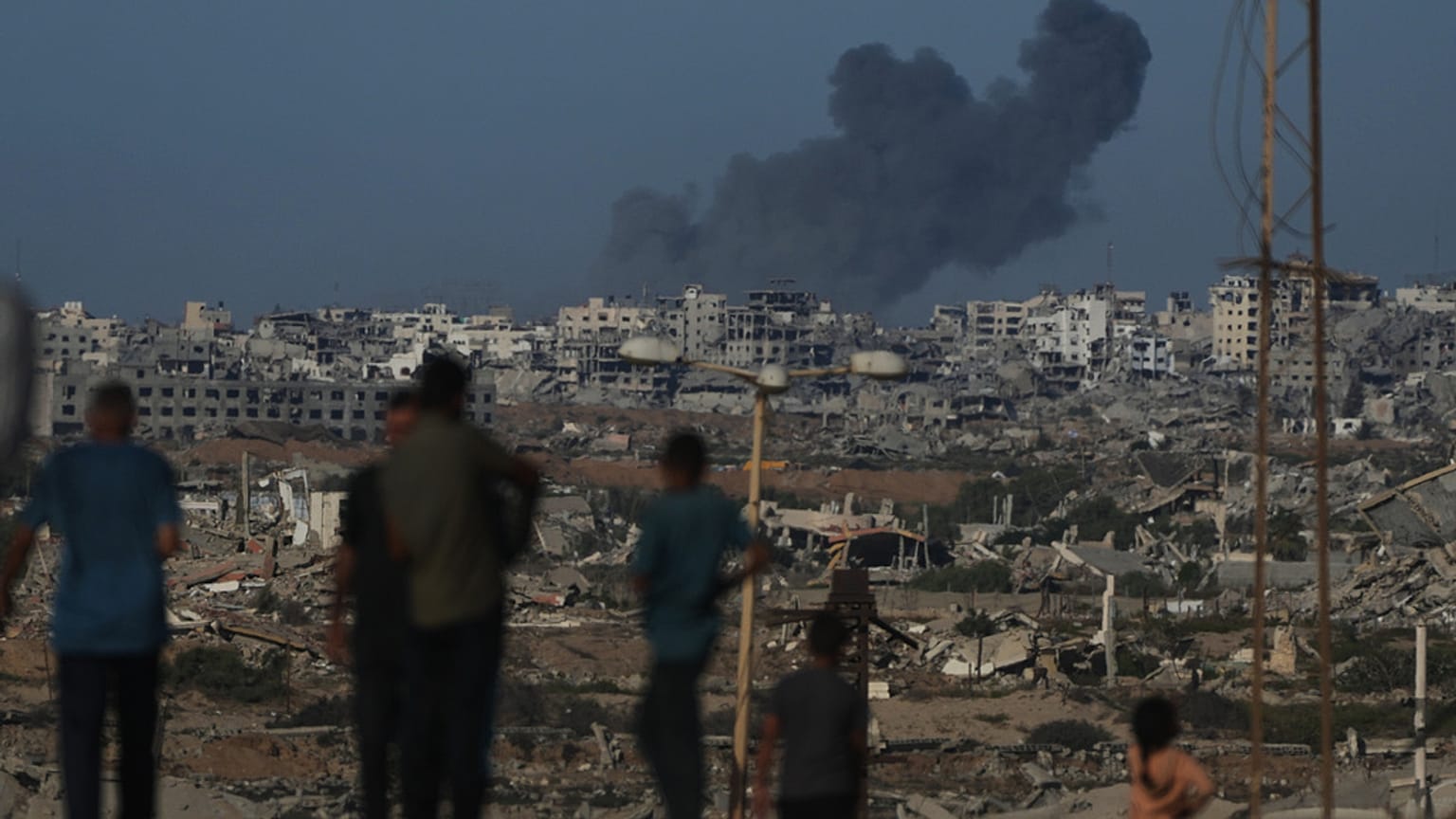 الدخان يتصاعد بعد ضربة عسكرية إسرائيلية في مدينة غزة, كما رأينا من وسط قطاع غزة,الثلاثاء, أكتوبر. 7, 2025. 