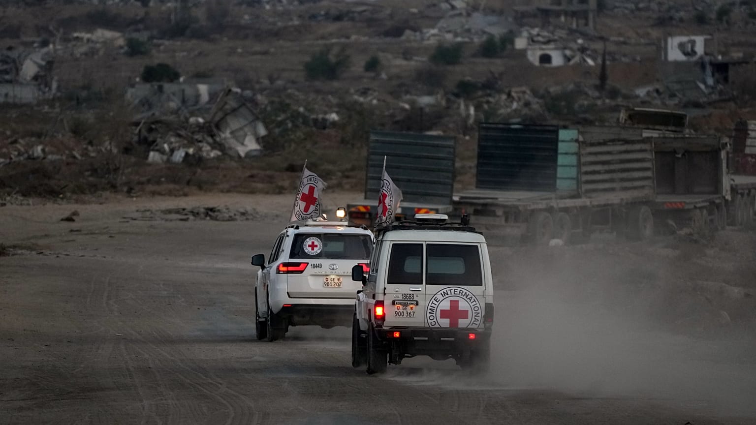 مركبات تابعة للصليب الأحمر، دير البلح وسط قطاع غزة، الخميس 30 تشرين الأول/أكتوبر 2025. 