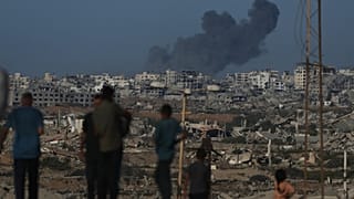 الدخان يتصاعد بعد ضربة عسكرية إسرائيلية في مدينة غزة, كما رأينا من وسط قطاع غزة,الثلاثاء, أكتوبر. 7, 2025. 