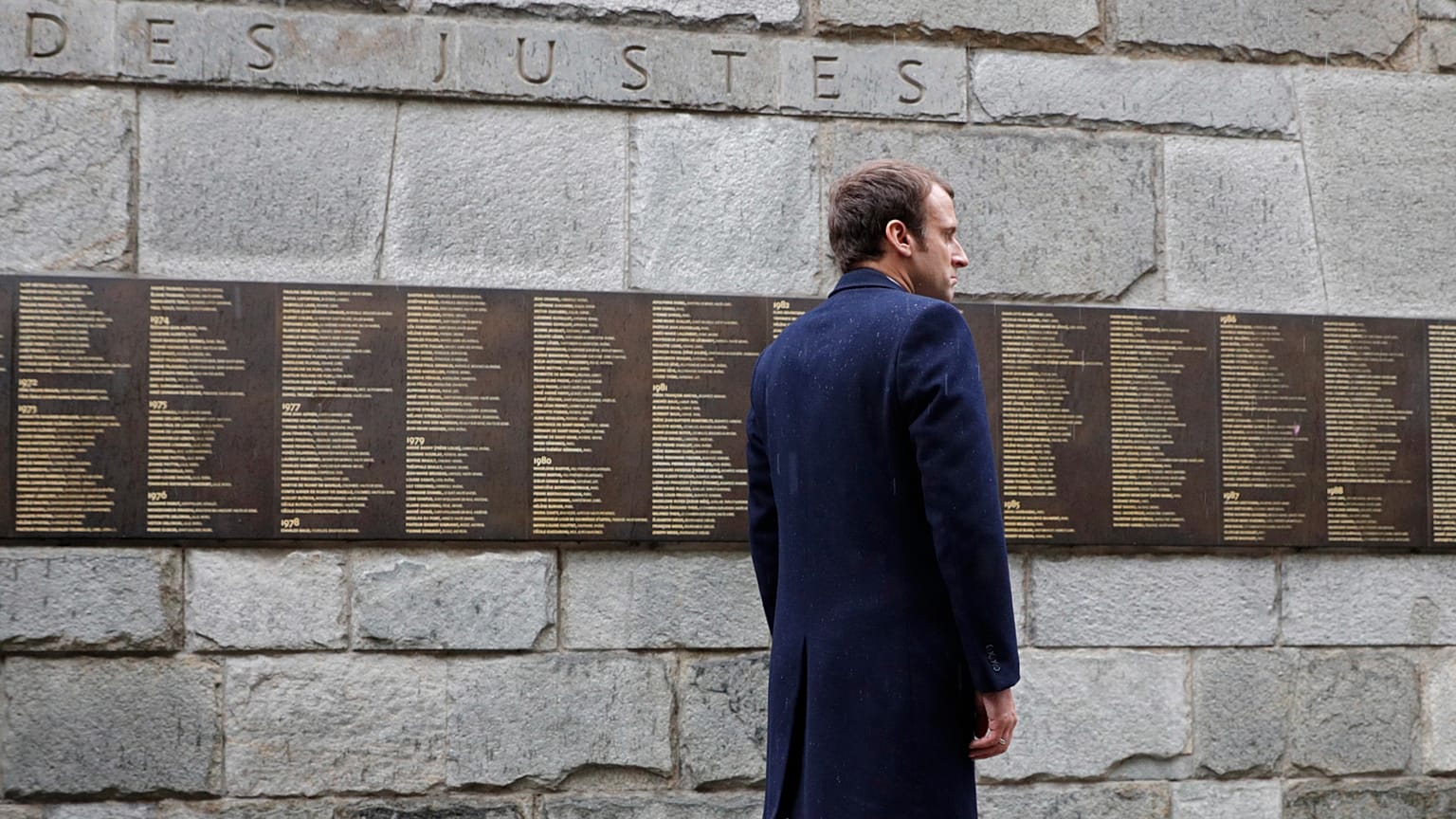 Emmanuel Macron elnök a párizsi holokauszt emlékfalnál