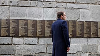 Emmanuel Macron elnök a párizsi holokauszt emlékfalnál