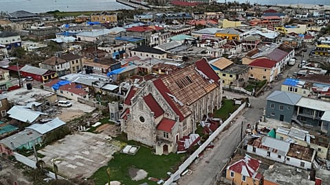 Veduta aerea di Falmouth, in Giamaica, venerdì 31 ottobre 2025, dopo il passaggio dell’uragano Melissa.
