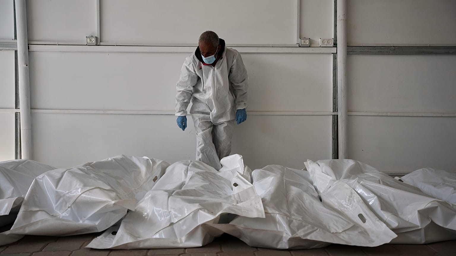 اجساد فلسطینی‌های ناشناس که به عنوان بخشی از توافق آتش‌بس از اسرائیل بازگردانده شده‌اند