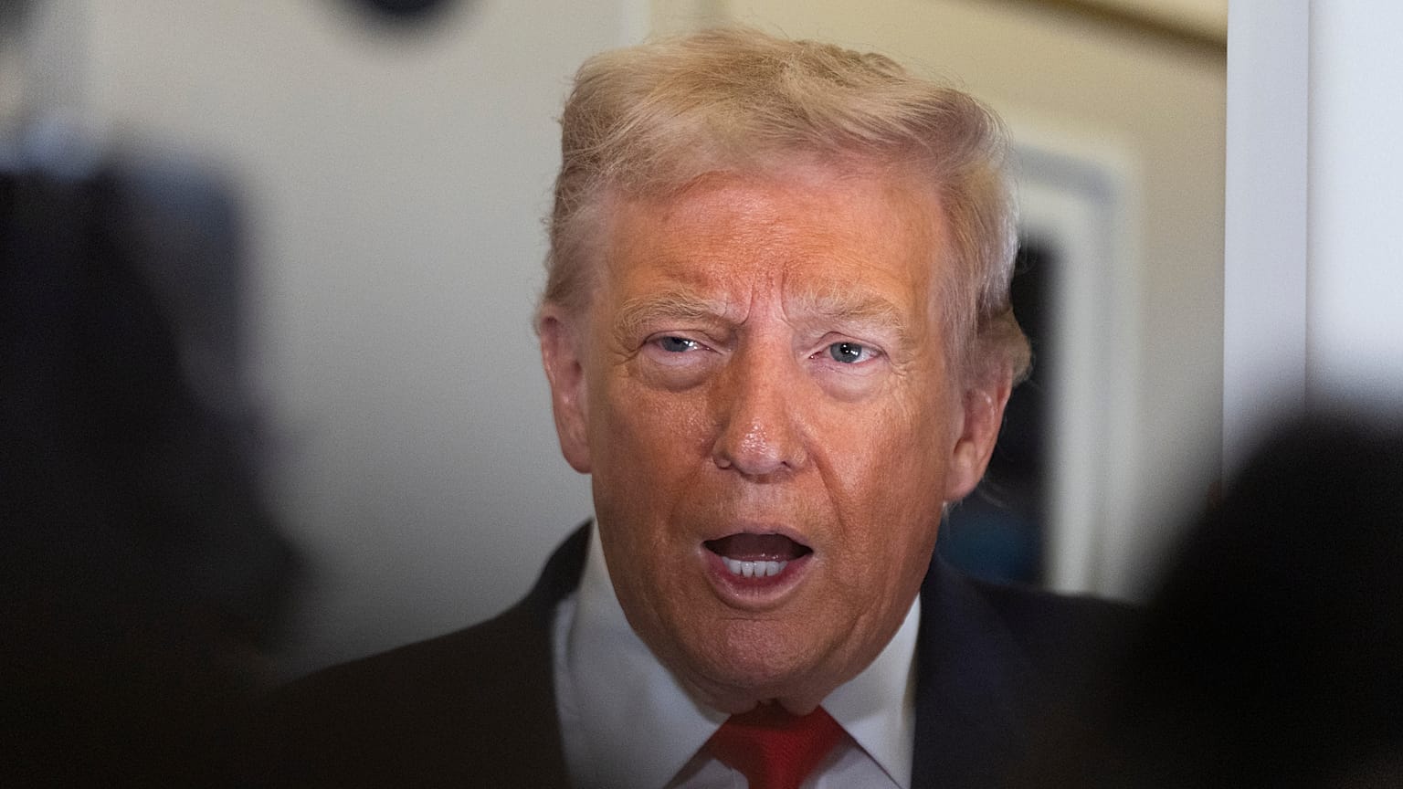 Dall'Air Force One Trump ha smentito venerdì un attacco a breve contro il Venezuela riportato dai media