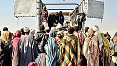 Familien aus al-Fasher in einem Vertriebenenlager, in dem sie vor den Kämpfen zwischen der Armee und der RSF Zuflucht gesucht haben, in Tawila, Darfur, Sudan, Freitag, Oktober. 31, 2025