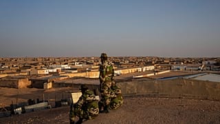 جنود البوليساريو يجلسون على منحدر في مخيم بوجدور للاجئين ، الجزائر ، الجمعة ، أكتوبر. 15, 2021.