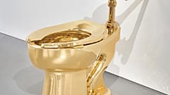 Sotheby’s kündigt die Versteigerung einer Goldtoilette an, einer Skulptur des italienischen Künstlers Maurizio Cattelan namens „America“. Termin: 18. November in New York.