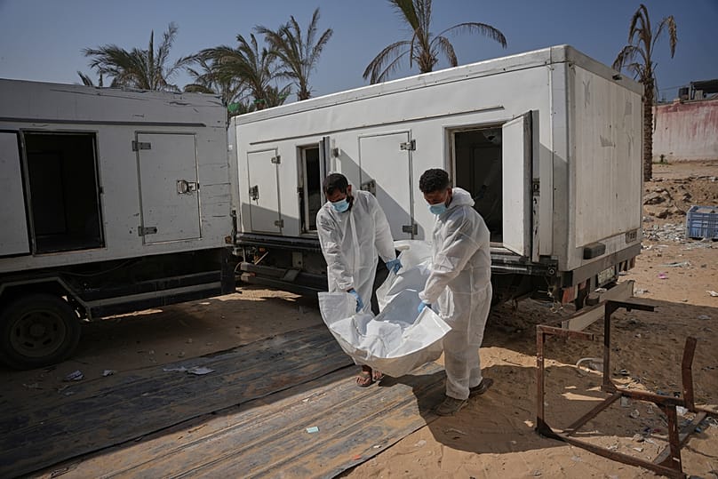 Die Leichen nicht identifizierter Palästinenser, die im Rahmen des Waffenstillstandsabkommens aus Israel zurückgebracht wurden, werden in das Nasser-Krankenhaus in Khan Younis im Gazastreifen gebracht, Freitag, 31. Oktober 2025