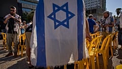 Une cérémonie de pose de tefillin dirigée par Bar Kupershtein, un otage libéré, un Israélien récemment relâché de captivité par le Hamas à Gaza, à Tel Aviv, le 31 octobre 2025