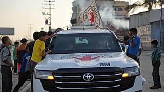 Un mezzo della Croce Rossa a Deir al-Balah per prendere in consegna i corpi di due ostaggi israeliani (30 ottobre 2025)