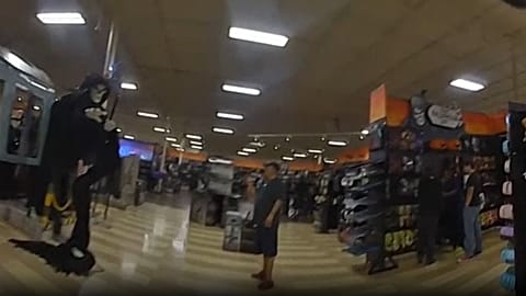 Singe de compagnie en liberté dans un magasin Spirit Halloween au Texas