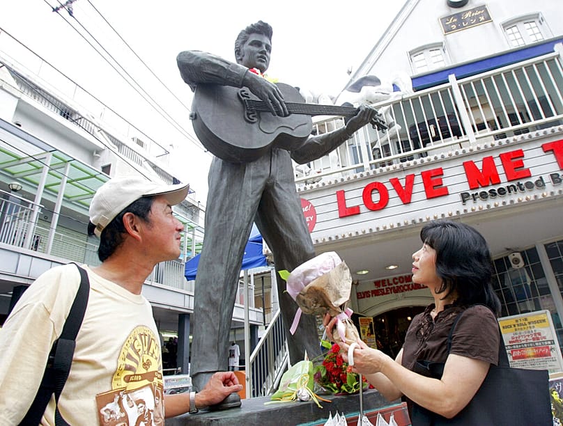 تمثال إلفيس بريسلي في طوكيو