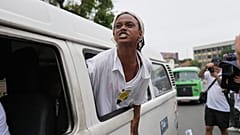 Uma mulher protesta dias após uma operação policial mortal contra um gangue de tráfico de drogas na favela do Complexo da Penha, no Rio de Janeiro, sexta-feira, 31 de outubro