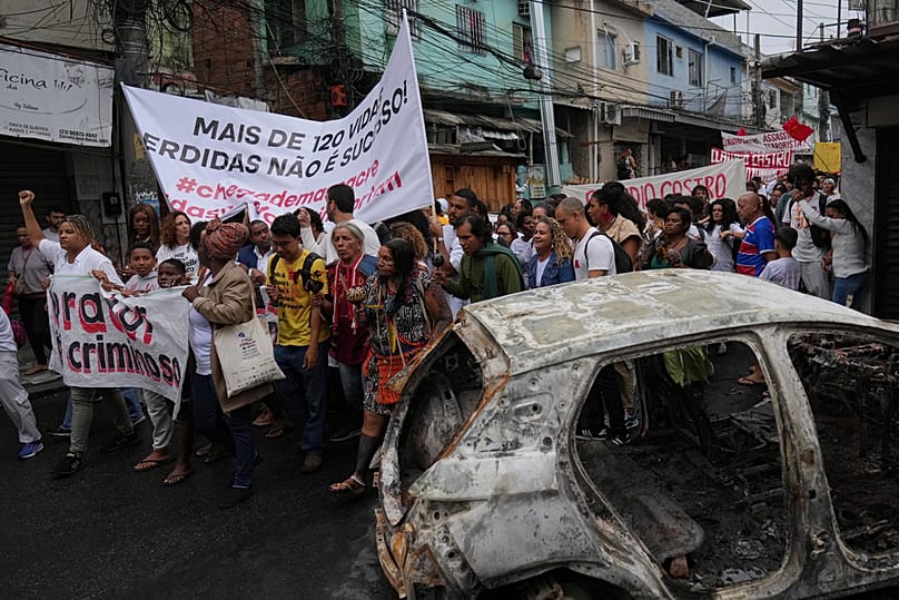 Pessoas protestam dias após uma operação policial mortal contra um gangue de tráfico de drogas na favela do Complexo da Penha, no Rio de Janeiro, sexta-feira, 31 de outubro