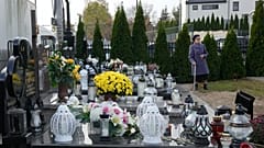 Kerzen auf dem Friedhof in Zakroczym, in der Nähe von Warschau, 1. November 2024