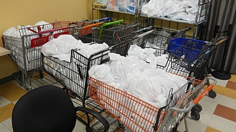Des denrées alimentaires d'urgence sont stockées au Mitzvah Food Program de la Fédération juive de la région de Philadelphie, à Philadelphie