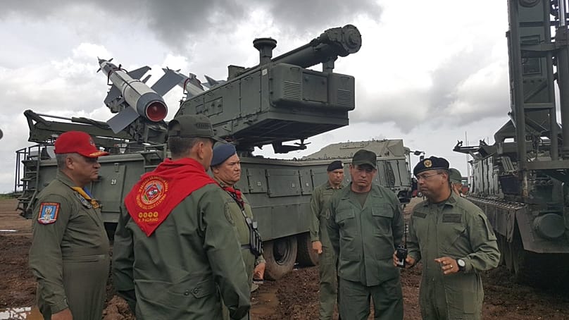 Venezuelai és orosz légvédelmi tisztek egyeztetése