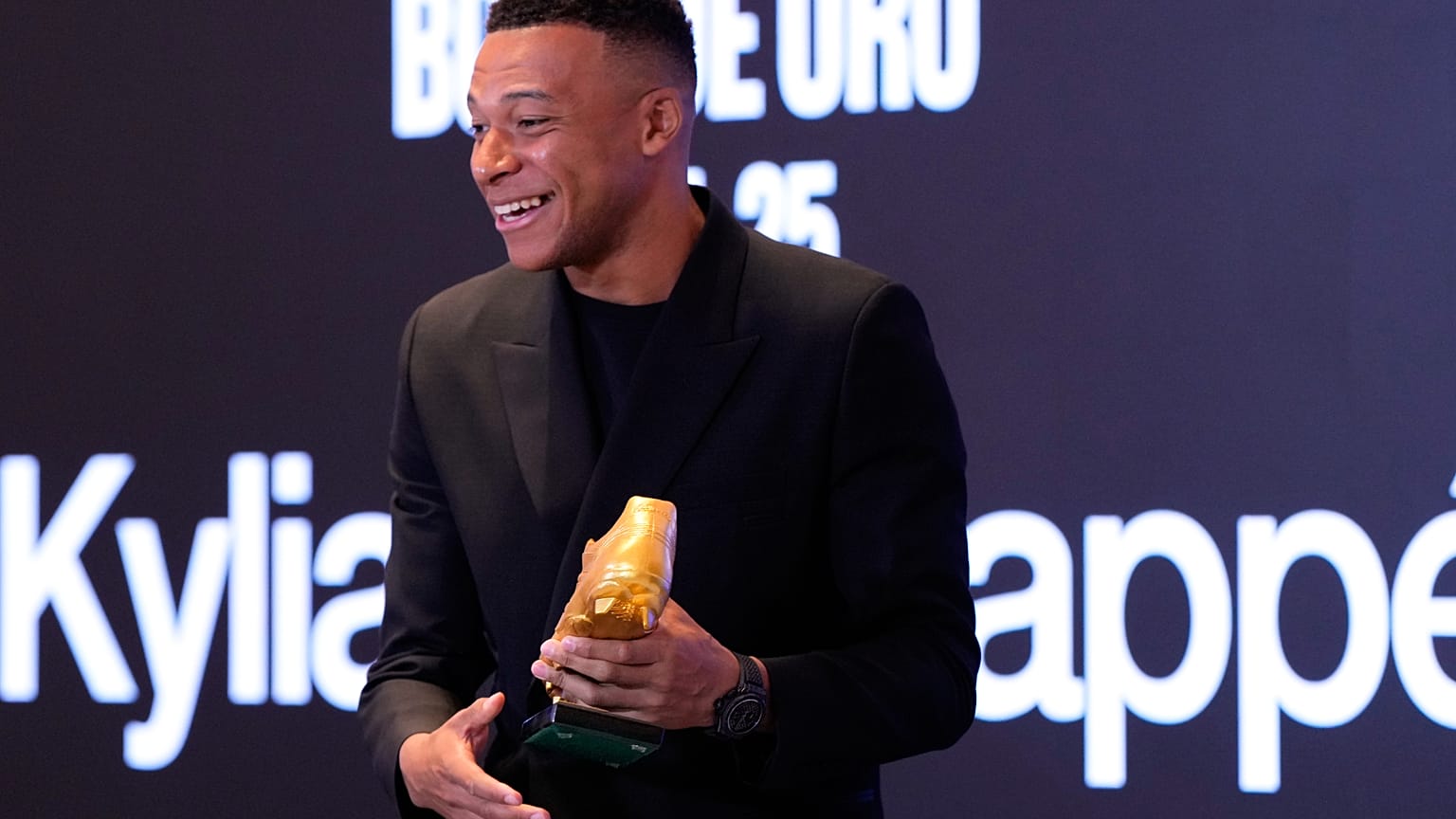 كيليان مبابي، نجم ريال مدريد، خلال وقوفه أمام وسائل الإعلام بعد تسلّمه جائزة الحذاء الذهبي خلال حفل في مدريد، إسبانيا، يوم الجمعة 31 تشرين الأول/أكتوبر 2025. 