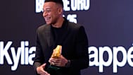 كيليان مبابي، نجم ريال مدريد، خلال وقوفه أمام وسائل الإعلام بعد تسلّمه جائزة الحذاء الذهبي خلال حفل في مدريد، إسبانيا، يوم الجمعة 31 تشرين الأول/أكتوبر 2025. 