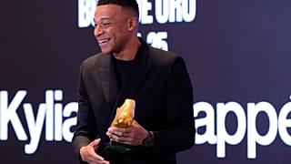 كيليان مبابي، نجم ريال مدريد، خلال وقوفه أمام وسائل الإعلام بعد تسلّمه جائزة الحذاء الذهبي خلال حفل في مدريد، إسبانيا، يوم الجمعة 31 تشرين الأول/أكتوبر 2025. 