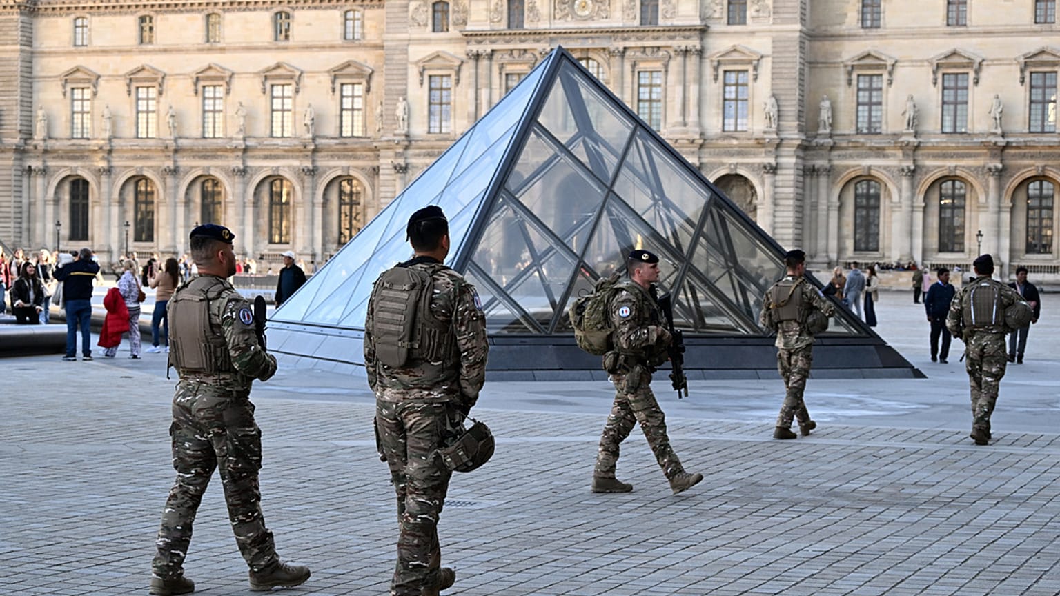 Soldaten patrouillieren am Donnerstag, den 30. Oktober 2025, in Paris im Hof des Louvre-Museums.