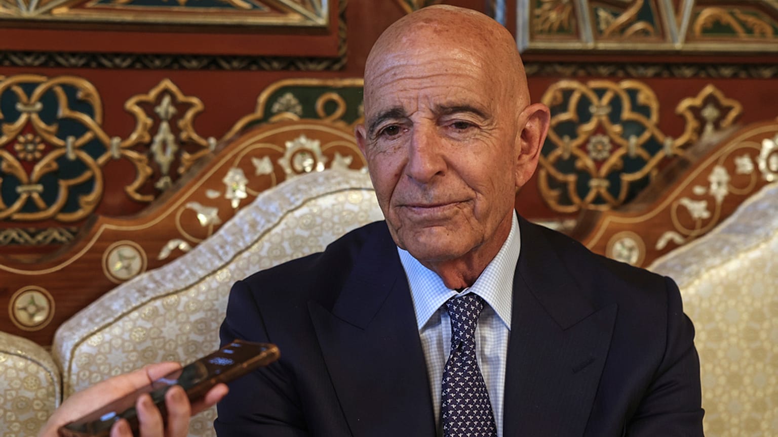  توم باراك، يتحدث خلال مقابلة مع وكالة أسوشيتد برس في مطار دمشق، سوريا، يوم الأربعاء 9 يوليو 2025. (تصوير: غيث السيد/أسوشيتد برس)