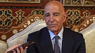  توم باراك، يتحدث خلال مقابلة مع وكالة أسوشيتد برس في مطار دمشق، سوريا، يوم الأربعاء 9 يوليو 2025. (تصوير: غيث السيد/أسوشيتد برس)