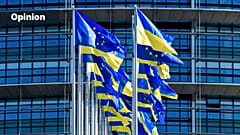Ευρωπαϊκές και ουκρανικές σημαίες κυματίζουν έξω από το Ευρωπαϊκό Κοινοβούλιο στο Στρασβούργο, 8 Μαρτίου 2022 