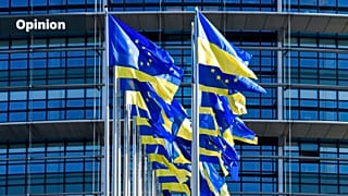 Europäische und ukrainische Flaggen wehen vor dem Europäischen Parlament in Straßburg, 8. März 2022 