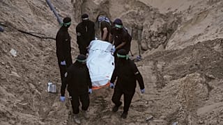 شبه‌نظامیان حماس کیسه سفیدی را حمل می‌کنند که گمان می‌رود حاوی جسد یکی از گروگان‌ها باشد