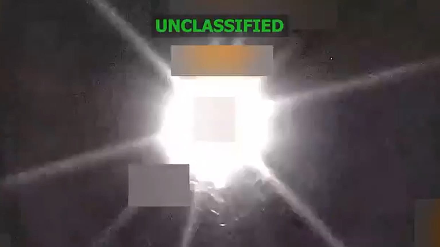 Vídeo que mostra a explosão de uma presumível narcolanche nas Caraíbas, 1 de novembro de 2025