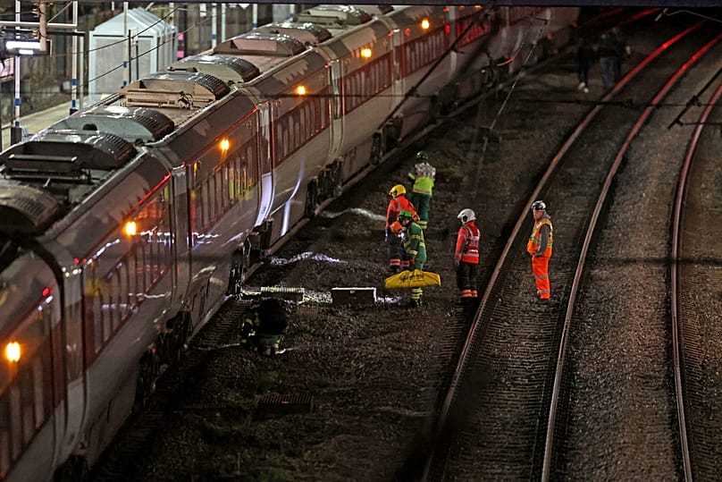 Il personale di emergenza ispeziona un treno alla stazione ferroviaria di Huntingdon, in Inghilterra, nel Cambridgeshire, dopo che alcune persone sono state accoltellate sabato 1 novembre 2025.