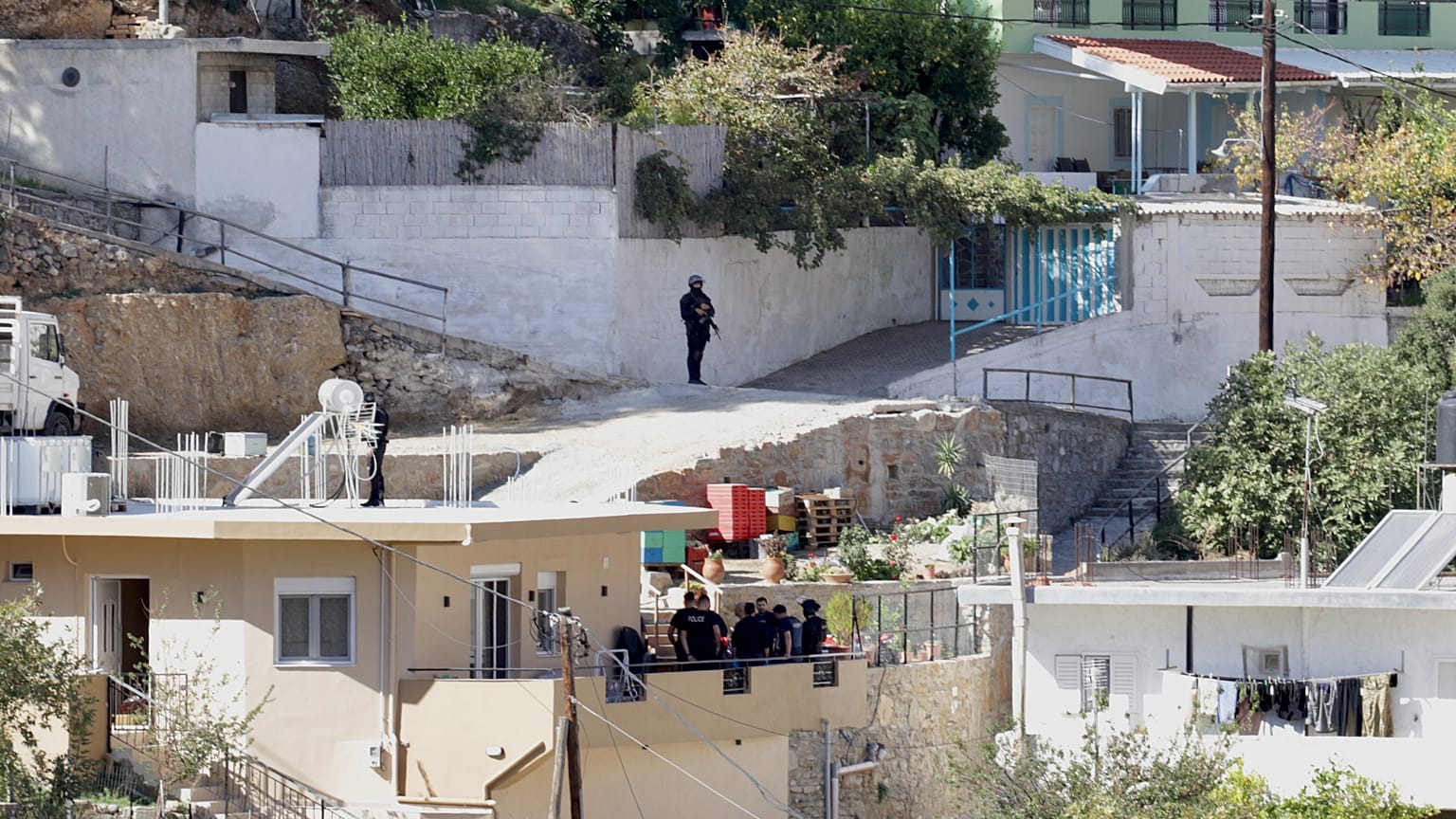 A aldeia de Vorizia num cordão policial, 2 de novembro de 2025