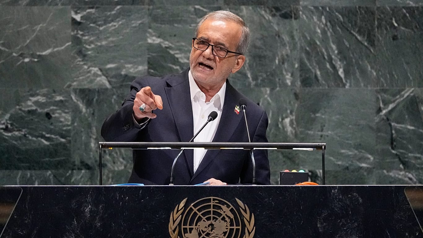 Iran: Pezeshkian annuncia la ricostruzione di impianti nucleari, ma esclude la creazione di un'arma