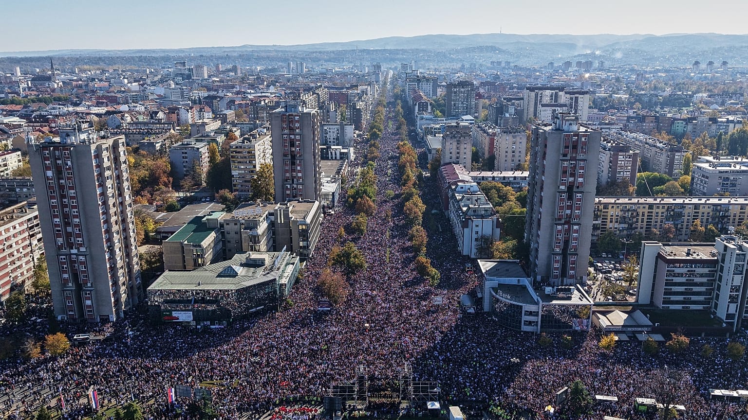 Tizenhat perces csenddel emlékeztek az újvidéki tragédia 16 áldozatára, 2025. november 1-jén