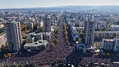 Tizenhat perces csenddel emlékeztek az újvidéki tragédia 16 áldozatára, 2025. november 1-jén