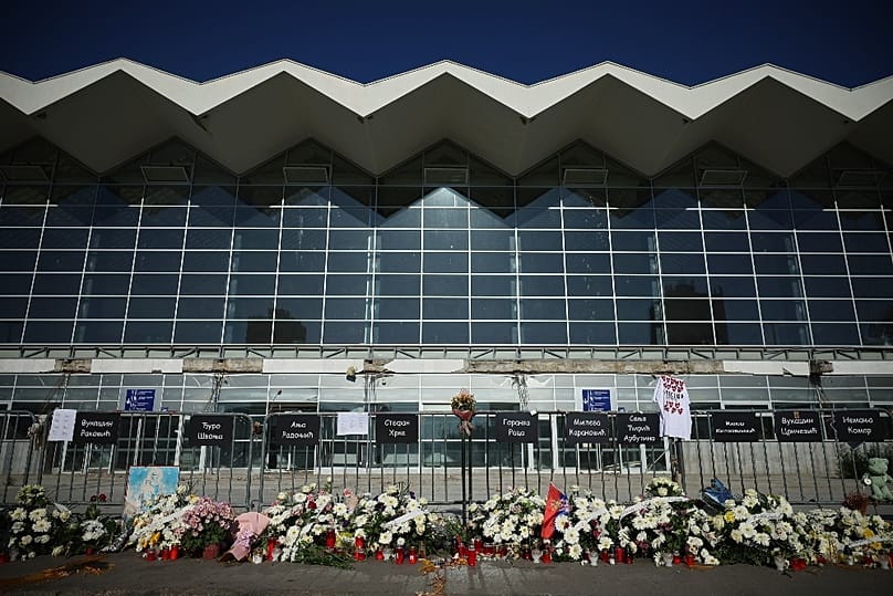 Koszorúkkal emlékeztek a tavaly óta lezárt újvidéki vasútállomás előtt a tragédia 16 áldozatára, 2025. november 1-jén