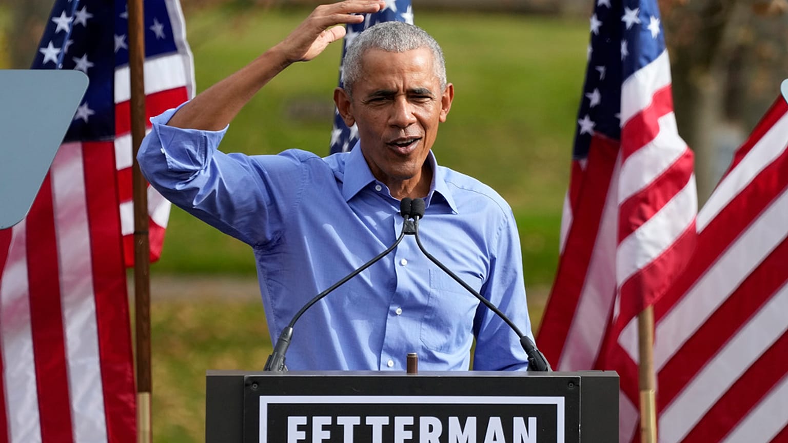الرئيس الأمريكي السابق باراك أوباما يتحدث خلال تجمع انتخابي لدعم نائب حاكم ولاية بنسلفانيا جون فيتيرمان