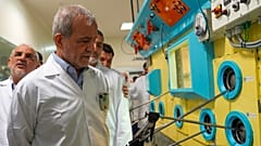   الرئيس مسعود بيزشكيان خلال جولته في منظمة الطاقة الذرية في طهران، إيران.  يوم الأحد 2 نوفمبر 2025