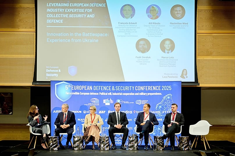 Fedir Serdiuk (centre) assiste à la conférence à Bruxelles, octobre 2025