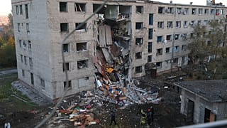 فرق الإنقاذ تبحث عن ناجين بعد أن أصابت صاروخ روسي نُزُلًا في زابوريجيا، أوكرانيا، يوم الخميس 30 أكتوبر 2025. (تصوير: أسوشيتد برس / كاتيرينا كلوشكو)