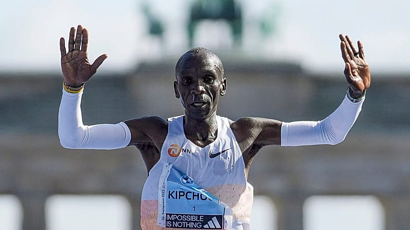 Kipchoge ganando el maratón de Berlín 2023.