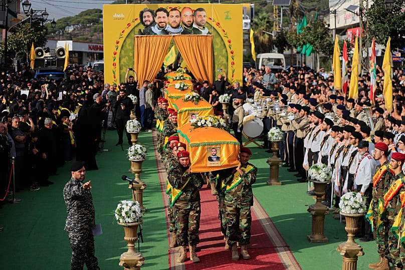 Des combattants du Hezbollah portent les cercueils de cinq membres du groupe tués par des frappes israéliennes, à Nabatieh, au Liban, le dimanche 2 novembre 2025